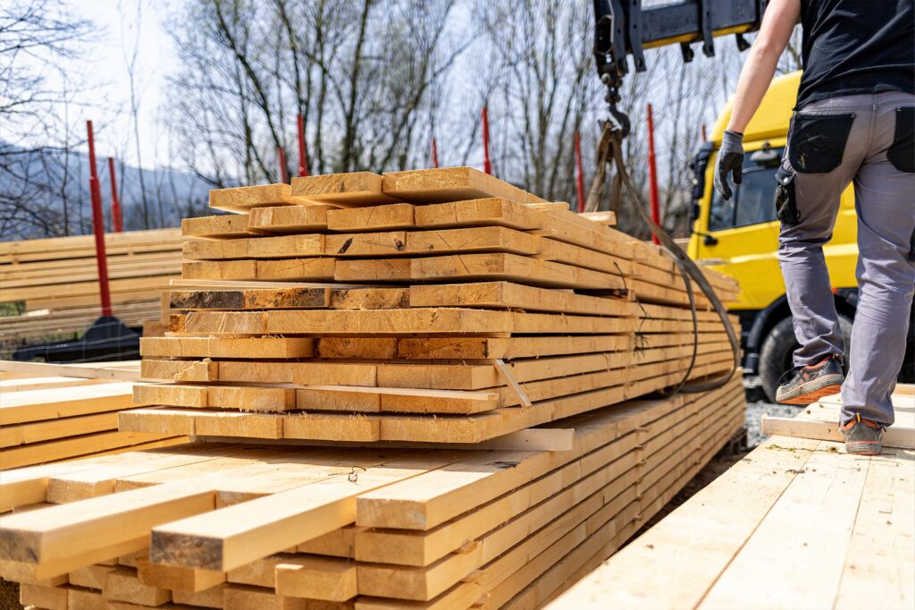 Deski szalunkowe i budowlane ładowane na transport HDS – OM Wood