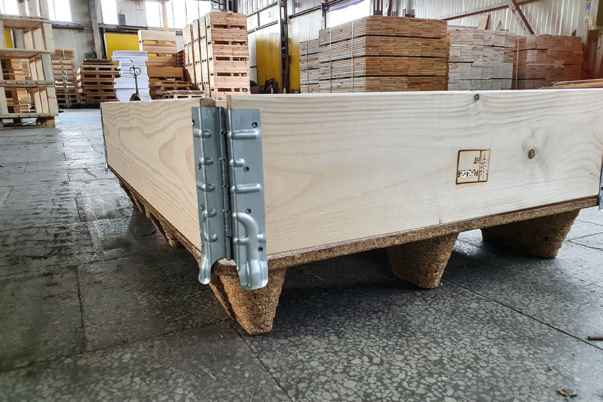 Zbliżenie na metalowy zawias nadstawki do palet przemysłowych oraz widoczna pieczątka certyfikatu IPPC