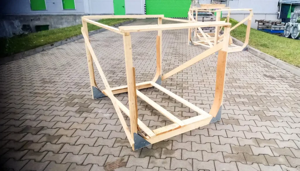 Otwarta skrzynia drewniana na wymiar – stelaż transportowy do nietypowych maszyn i ładunków wielkogabarytowych.
